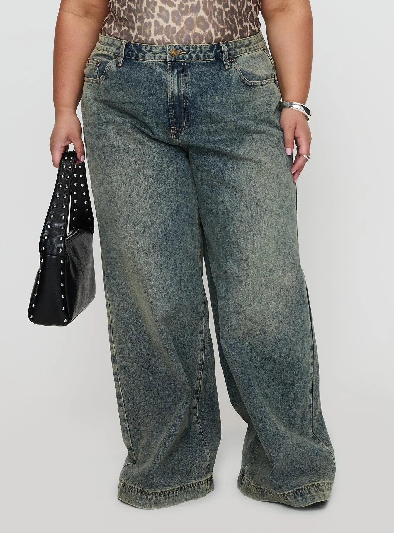 Ribbon Stamp Low Rise Wide Leg Jeans Antique Wash Curve